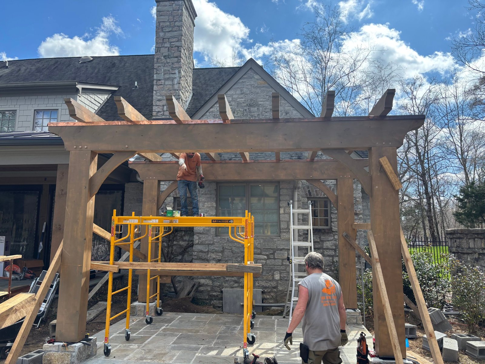 Install2men two men working